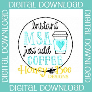 Puede incluir: Un círculo azul turquesa con el texto "Instant MSA just add coffee" en negro. Un contorno negro y blanco de una taza de café con un corazón azul turquesa en el lateral está a la derecha del texto. El texto "Honey Bee Designs" está debajo del círculo en amarillo y negro.