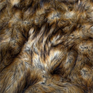 Puede incluir: Primer plano de una tela de piel sintética marrón y negra. La piel es suave y esponjosa, con una pila larga.