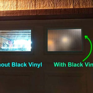 Puede incluir: Primer plano de una puerta con dos ventanas rectangulares. Una muestra una vista del garaje, la otra es opaca. Los textos dicen "Sin vinilo negro" y "Con vinilo negro".