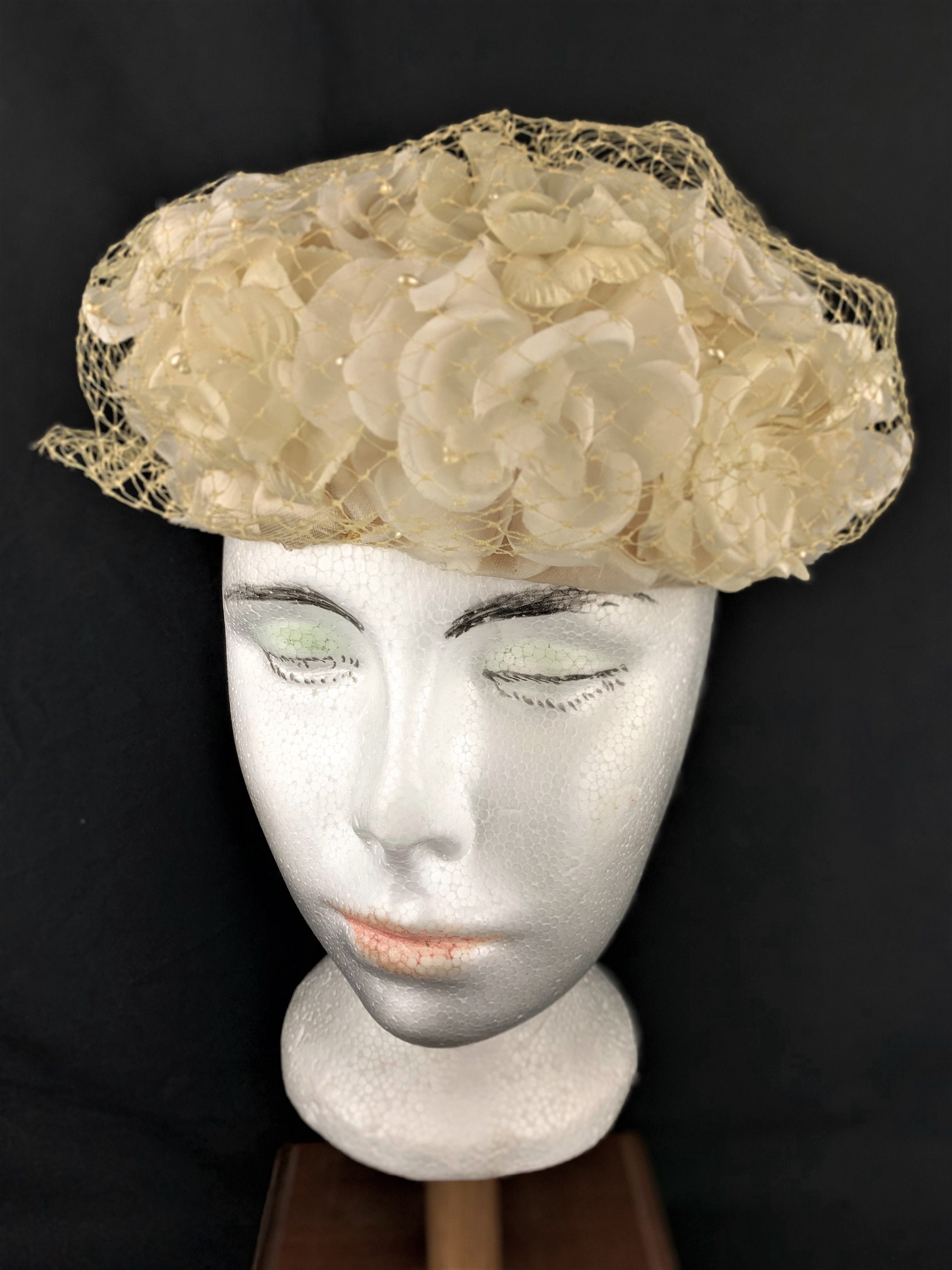 Vintage 1950 Cream Ivory Flower Netting Pillbox Hat Pinup 