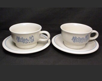 Pfaltzgraff USA Yorktowne - Taza de café, taza de té, platillo floral azul, juego vintage (2 unidades)