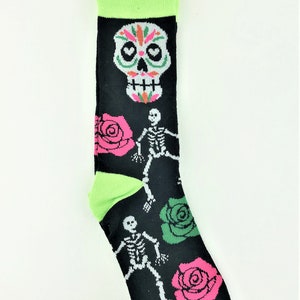 Women&#39;s Day of Dead Skull Skeleton Roses (1) Pair Novelty Halloween Crew Socks