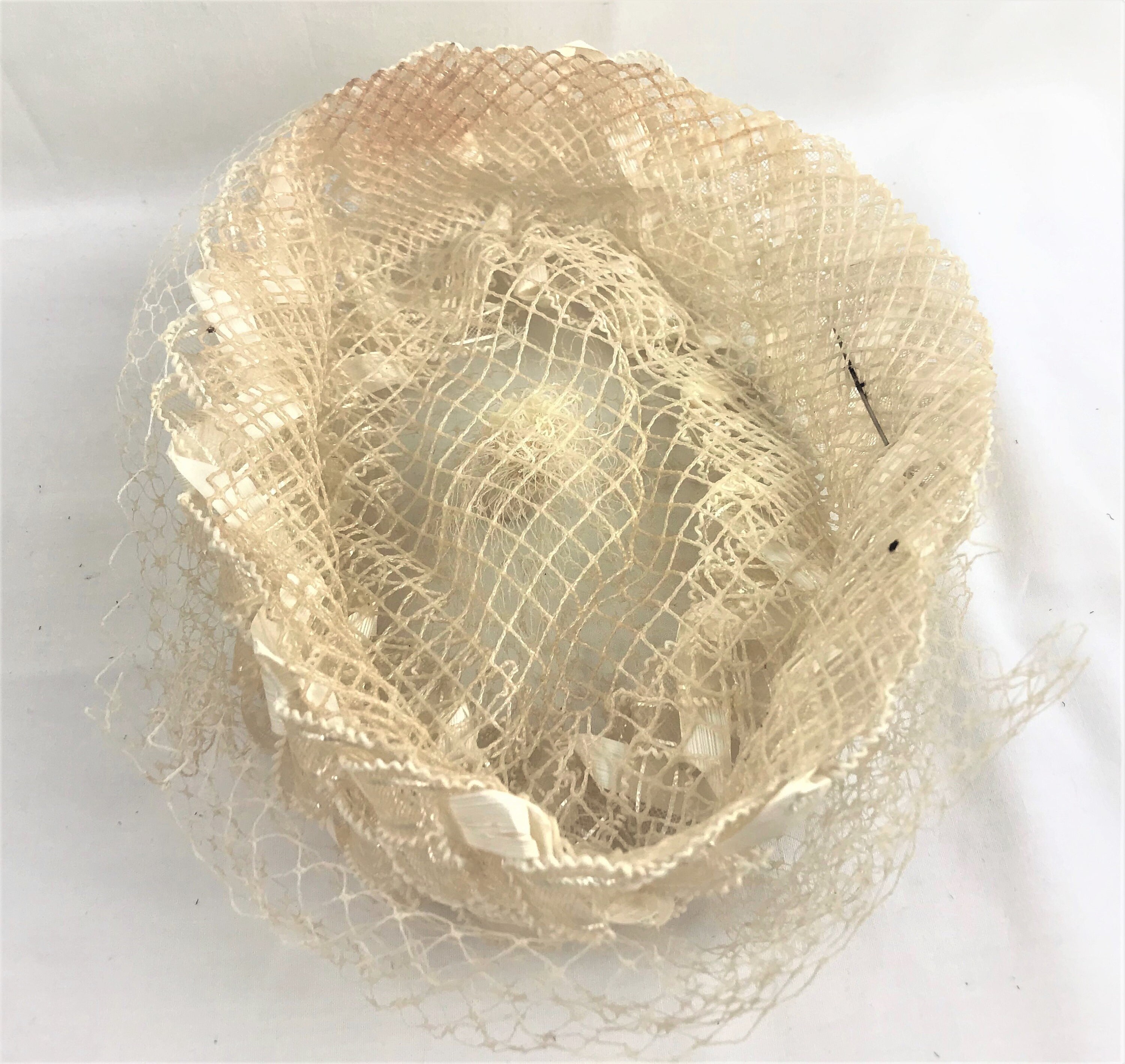Vintage 1940 - 1950 Cream Ivory Braided Netting Pillbox Hat  display picture 1