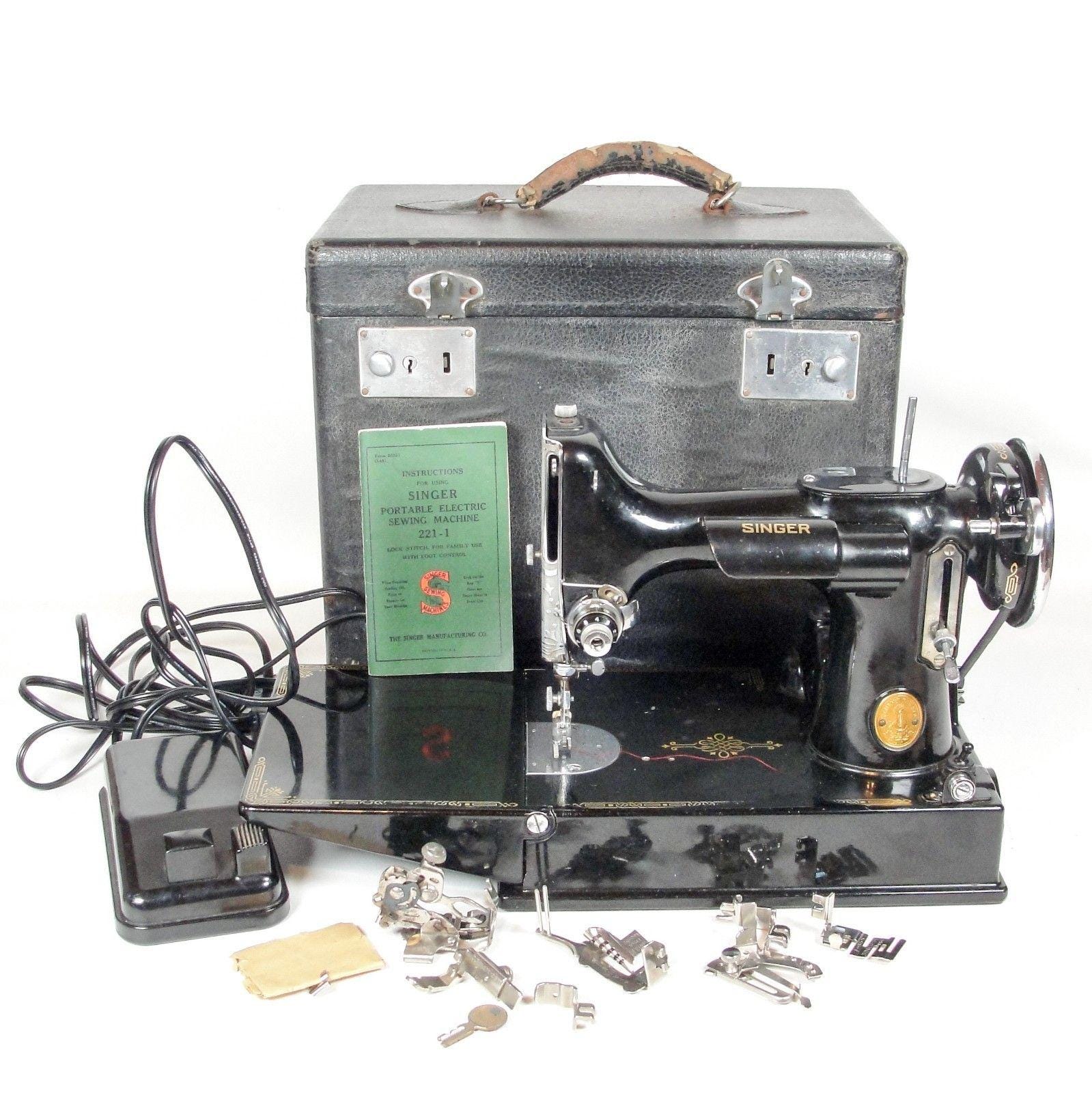 1940 Singer FEATHERWEIGHT 221-1 Sewing Machine Case Accessories AF480432 WORKS