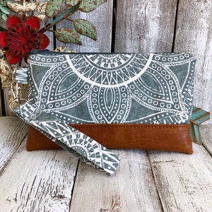 Wristlet Wallet, Iphone Wristlet Purse, Vegan Leather Wristlet, Wristlet Clutch, Otterbox Wristlet, Smartphone Wristlet, Samsung Wristlet