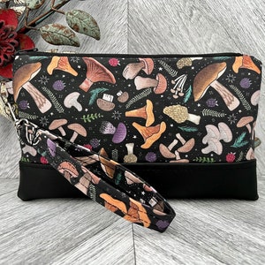 Cartera de pulsera, bolso de pulsera para iPhone, pulsera de cuero vegano, embrague de pulsera, pulsera de estadio, pulsera de champiñones, bolso de noche