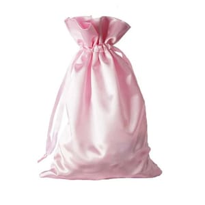 Puede incluir: Una bolsa de cordón de satén rosa. La bolsa está hecha de tela suave y sedosa y tiene una parte superior fruncida con un cierre de cordón.