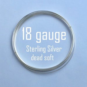 Op de afbeelding: Een spoel 18 gauge sterling zilverdraad, met het label "dead soft".