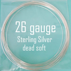 Op de afbeelding: Een close-up van een spoel zilverdraad. De draad is 26 gauge en wordt beschreven als "sterling zilver, zeer zacht".