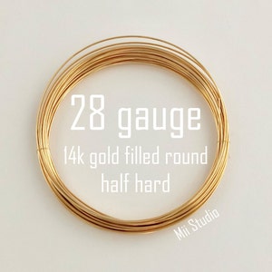 Op de afbeelding: Een spoel 28 gauge 14 karaat goudgevulde ronde halfharde draad.