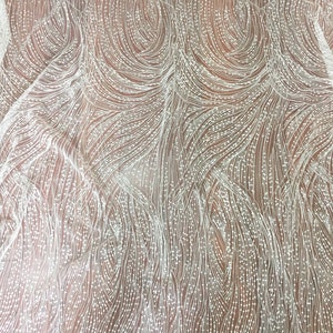 Peut inclure: Tissu blanc perl&eacute; avec un motif en spirale. Les perles sont petites et r&eacute;guli&egrave;rement espac&eacute;es, cr&eacute;ant un aspect d&eacute;licat et &eacute;l&eacute;gant.