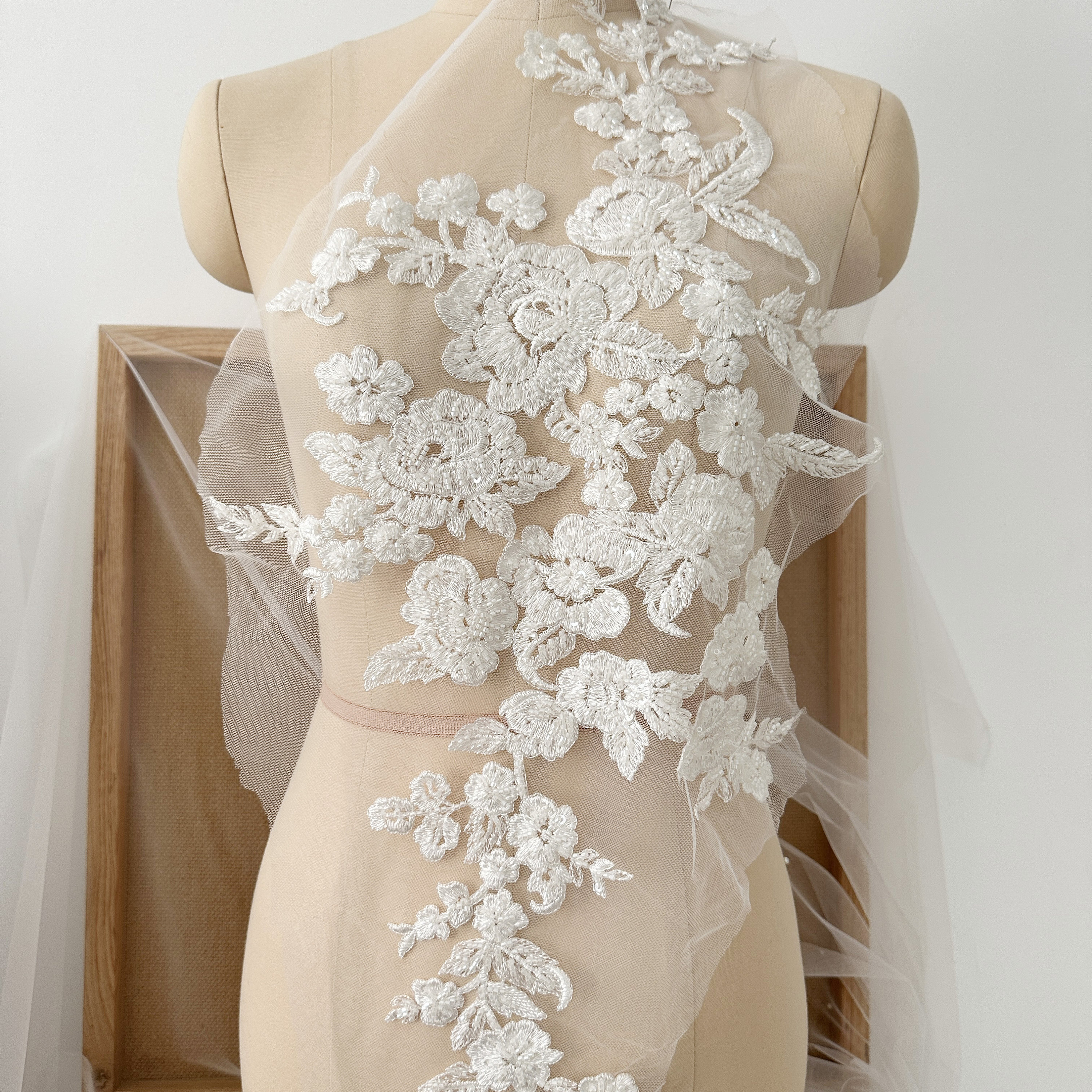 Superbe Applique De Couture En Dentelle Perlée Rouge Foncé - OneYard