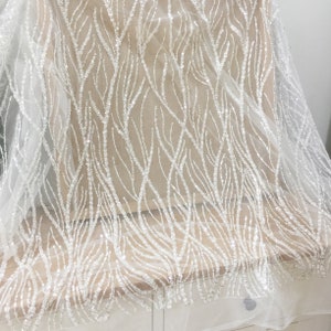 Tissu dense de dentelle de couture perlée pour la robe de mariage, tissu 3D de nuptiale de mariée L, dentelle de fleur de robe de mariée par cour