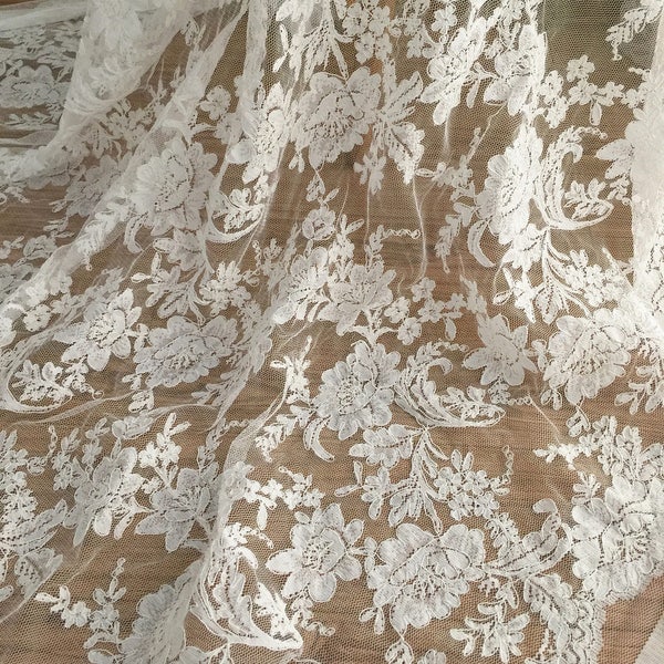 Français tissu de dentelle d’Alençon en ivoire avec motif de feuilles, robe de mariée tissu de robe de mariée, tissu festonné