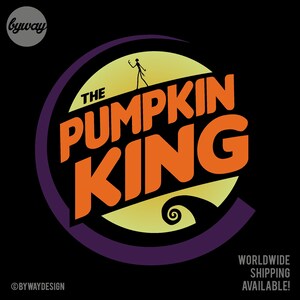 Puede incluir: Un logotipo circular morado y amarillo con el texto "The Pumpkin King" en naranja. El logotipo presenta la silueta de un personaje con un cuerpo largo y delgado y una cabeza curva y puntiaguda.
