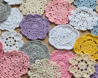 Lot 24 Assorted Hand häkeln Kleine Deckchen Schneeflocken Blütenblätter für DIY Handwerk Baumwolle