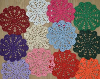 Lot 12 Hand häkeln Assorted Regenbogen Spitze Kleine Deckchen Weihnachten Untersetzer Schneeflocke Ornamente Nähen Verzierungen für DIY Handwerk