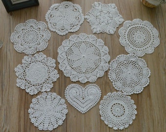 Lot 10 gemischte Hand häkeln weiße Deckchen verschiedene Tischläufer Schneeflocke Ananas Blumenherz Ornamente französische Landhochzeit Untersetzer