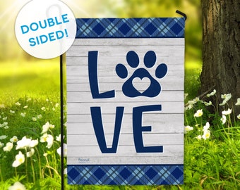 Puede incluir: Una bandera de jardín azul y blanca con una huella de pata y la palabra "LOVE" en azul. La bandera tiene un borde a cuadros y es de doble cara.