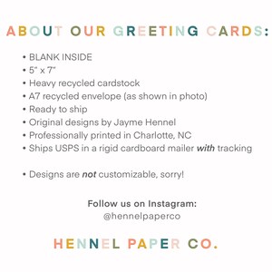Op de afbeelding: Een tekstgrafiek met de titel "ABOUT OUR GREETING CARDS:" en een lijst met details over de wenskaarten, inclusief de afmetingen, materialen en verzendinformatie. De tekst bevat ook de social media-handle "@hennelpaperco" en de bedrijfsnaam "HENNEL PAPER CO."