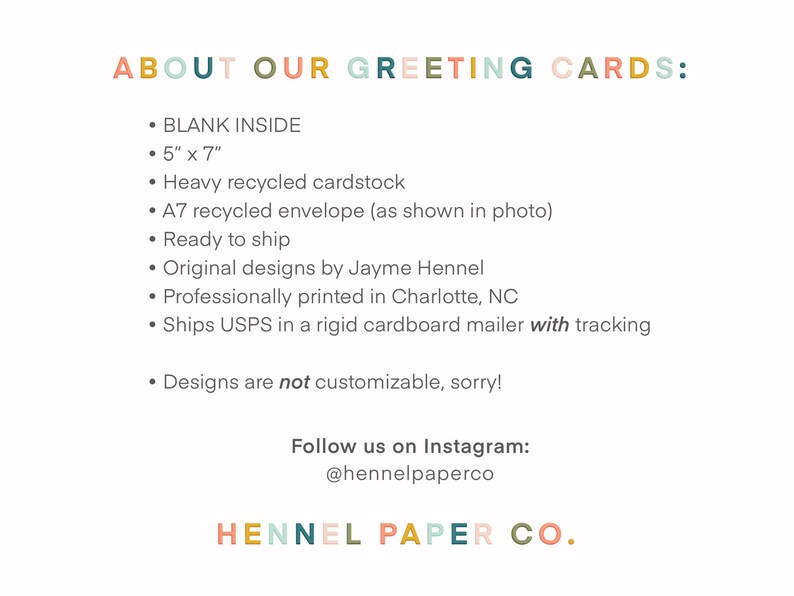 Op de afbeelding: Een tekstgrafiek met de titel "ABOUT OUR GREETING CARDS:" en een lijst met details over de wenskaarten, inclusief de afmetingen, materialen en verzendinformatie. De tekst bevat ook de social media-handle "@hennelpaperco" en de bedrijfsnaam "HENNEL PAPER CO."