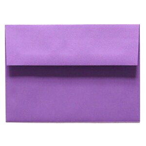 Puede incluir: Un sobre morado, de tama&ntilde;o est&aacute;ndar para cartas y tarjetas.
