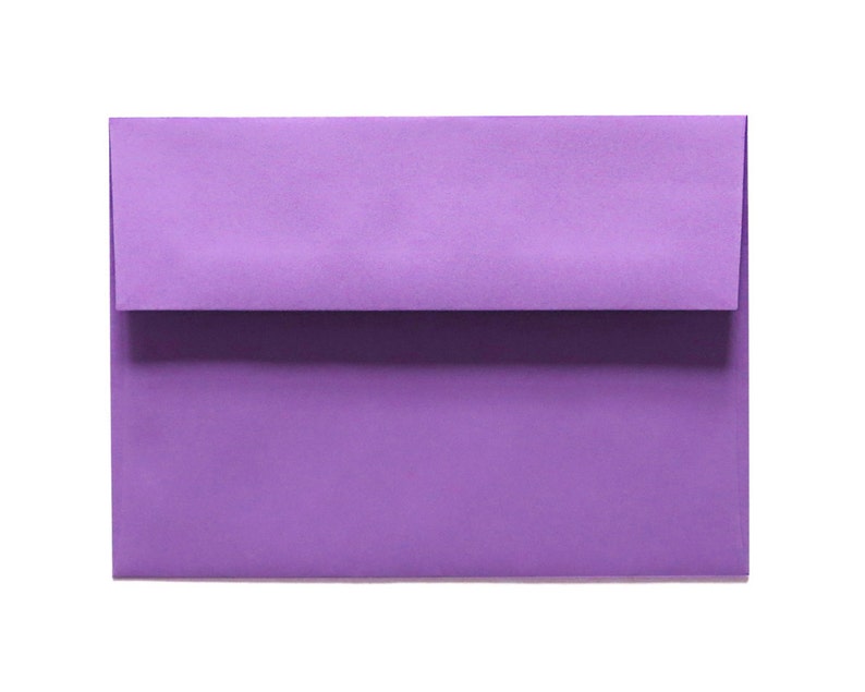 Puede incluir: Un sobre morado, de tama&ntilde;o est&aacute;ndar para cartas y tarjetas.