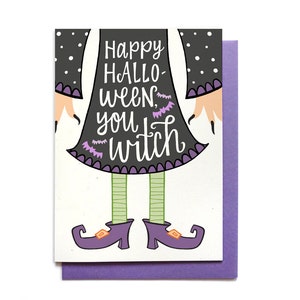 Puede incluir: Una tarjeta de felicitaci&oacute;n con una bruja de dibujos animados que lleva un vestido negro con lunares blancos y medias rayadas verdes. El texto de la tarjeta dice "Feliz Halloween, bruja."