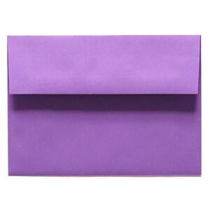 Puede incluir: Un sobre morado, de tama&ntilde;o est&aacute;ndar para cartas y tarjetas.