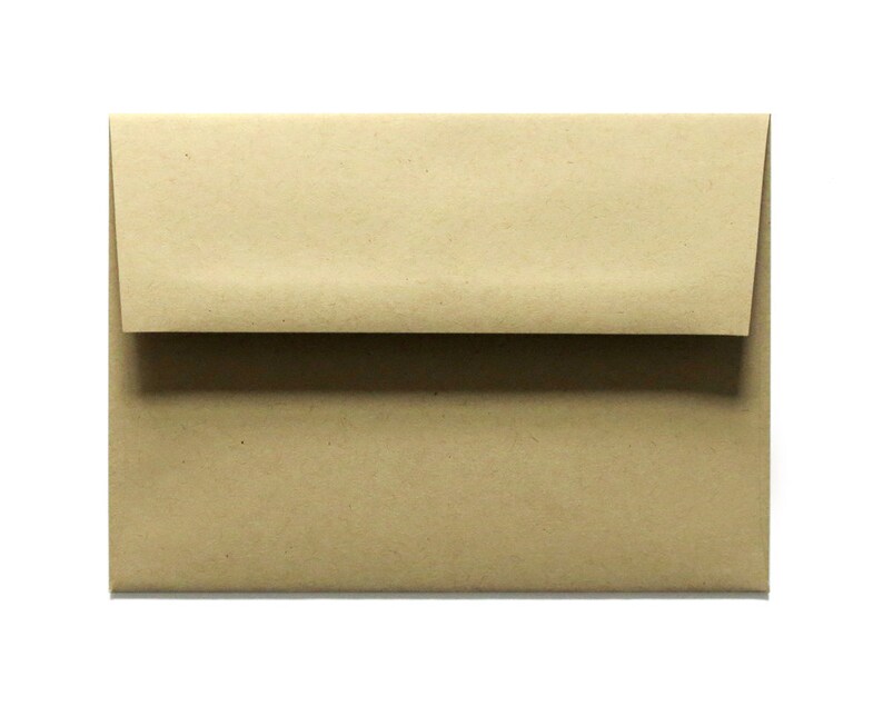 Op de afbeelding: Een bruine papieren envelop met een flap.