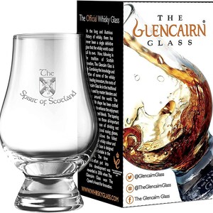 Puede incluir: Un vaso de whisky Glencairn transparente con un cuenco ancho y una boca c&oacute;nica, junto a una caja con las palabras "The Glencairn Glass". El vaso tiene grabado "The Spirit of Scotland". La caja muestra whisky siendo vertido.