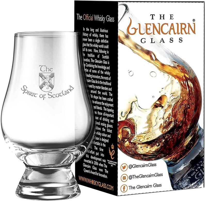 Puede incluir: Un vaso de whisky Glencairn transparente con un cuenco ancho y una boca c&oacute;nica, junto a una caja con las palabras "The Glencairn Glass". El vaso tiene grabado "The Spirit of Scotland". La caja muestra whisky siendo vertido.