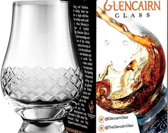 Może przedstawiać: Szklanka do whisky z przezroczystego szkła z diamentowym wzorem na boku. Szklanka stoi na białym tle. Tekst "The Official Whisky Glass" jest nadrukowany na pudełku za szklanką. Tekst "THE GLENCAIRN GLASS" jest nadrukowany dużymi literami na pudełku.