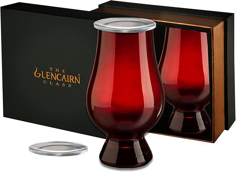 Puede incluir: Dos vasos de whisky Glencairn rojos con tapas plateadas en una caja negra con letras doradas que dicen "The Glencairn Glass".