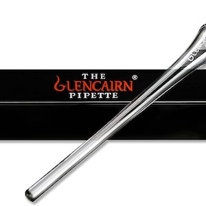 Puede incluir: Una pipeta de vidrio transparente con un extremo bulboso, etiquetada con "The Glencairn Pipette" en letras rojas sobre una caja negra.