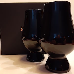 Coffret de dégustation et de nez de whisky écossais The Black Glencairn, deux verres