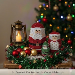 Pode incluir: Uma exibição festiva de Natal com figuras de Papai Noel e elfos de contas, uma lanterna e enfeites. As figuras do Papai Noel são vermelhas e brancas, com cintos pretos. O texto "Beaded Perfectly Carol Webb" está na parte inferior.