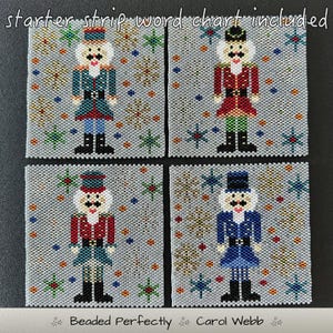 Könnte beinhalten: Vier quadratische Perlenstickmuster auf hellgrauem Hintergrund, die jeweils eine Nussknackerfigur in verschiedenen Uniformfarben zeigen, umgeben von kleinen Stern- und Punktmotiven. Der Text starter strip word chart included und Beaded Perfectly Carol Webb steht oben und unten.
