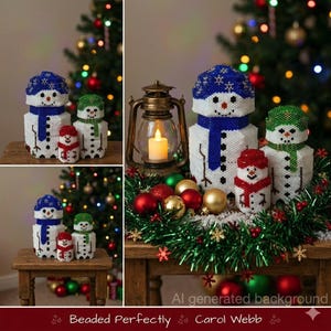 Pode incluir: Figuras de bonecos de neve de contas com chapéus e cachecóis azuis, verdes e vermelhos. Os bonecos de neve estão dispostos sobre uma superfície de madeira com enfeites de Natal e uma lanterna acesa. O texto "Beaded Perfectly Carol Webb" está na parte inferior.