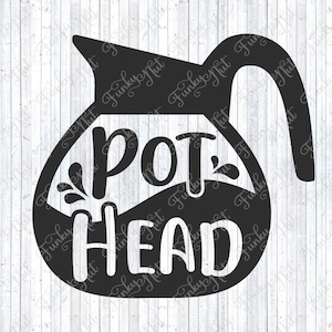 Peut inclure: Silhouette noire d'une cafetière avec les mots "POT HEAD" en blanc, avec un motif d'éclaboussures. L'image est un téléchargement numérique, sur un fond de grain de bois blanc.