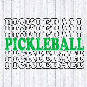 以下が含まれることがあります： 太字の緑色の文字で「PICKLEBALL」という単語が、黒いアウトラインのテキストの繰り返しパターンで単語の上と下に積み重ねられたデジタルダウンロードグラフィック。単語は白い木目調の背景に設定されています。「DIGITAL DOWNLOAD」という単語が左側にあります。