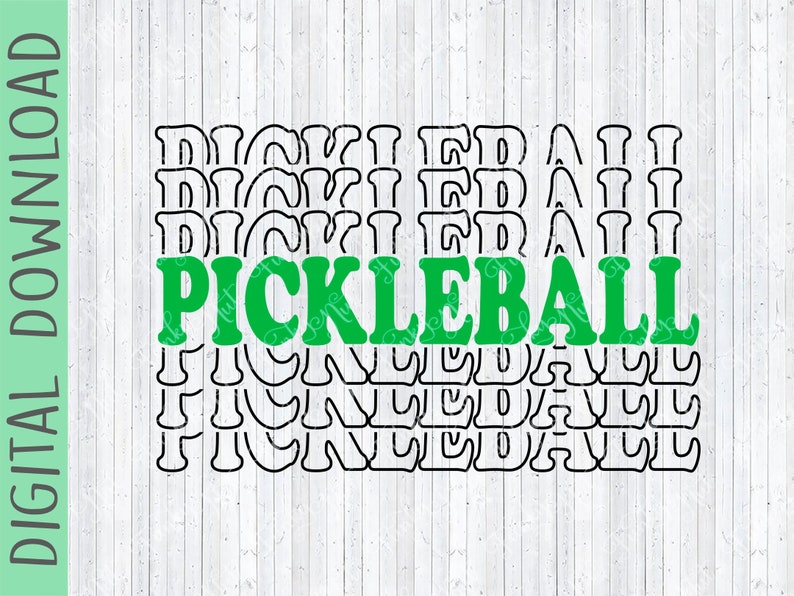 以下が含まれることがあります： 太字の緑色の文字で「PICKLEBALL」という単語が、黒いアウトラインのテキストの繰り返しパターンで単語の上と下に積み重ねられたデジタルダウンロードグラフィック。単語は白い木目調の背景に設定されています。「DIGITAL DOWNLOAD」という単語が左側にあります。