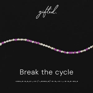 Könnte beinhalten: Eine Perlenkette mit abwechselnden silberfarbenen Metallkugeln und zylindrischen violetten Perlen. Das Bild enthält den Text gifted. oben, Break the cycle in der Mitte und eine Morsecode-Sequenz am unteren Rand.