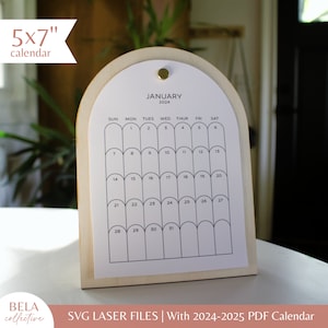 SVG staande desktop houten kalender | 5 x 7 inch 2024 en 2025 afdrukbare pdf-maanden | Minimalistisch houten kantoordecor | Eenvoudig lasersnijpatroon