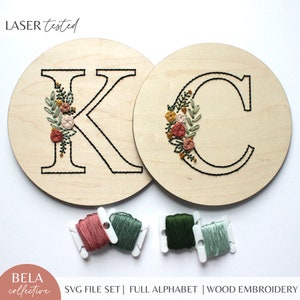 SVG motivo ricamo alfabeto floreale per taglio laser, pacchetto file kit ricamo in legno, progetto per principianti Glowforge, file taglio floreale