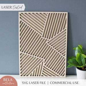 Puede incluir: Un panel de madera cortado con láser con un patrón geométrico de líneas que se cruzan. El panel es de color marrón claro y tiene un acabado de madera natural. El texto "LASER tested" es visible en la esquina superior izquierda de la imagen. El texto "SVG LASER FILE | COMMERCIAL USE" es visible en la parte inferior de la imagen.