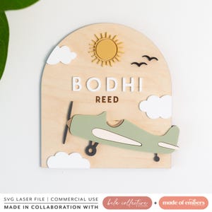 SVG vintage babynaambordje vliegtuig | Acryl snijbestand voor lasersnijden | Moderne stad babyhoutdecor | Gepersonaliseerde bord aanpassen