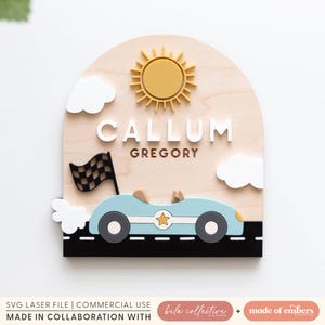 SVG Vintage Rennauto Baby Namensschild | Acryl-Schnittdatei für das Laserschneiden | Modernes Auto Baby Holz Dekor | Geburtszahlen anpassen