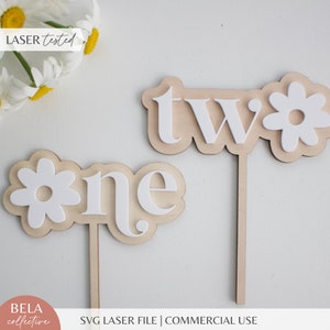 SVG Daisy Cake Toppers Um e Dois | Placa de madeira do primeiro aniversário do bebê quebra bolo | Decoração de festa personalizada Boho | Lasers Glowforge de arquivo de corte