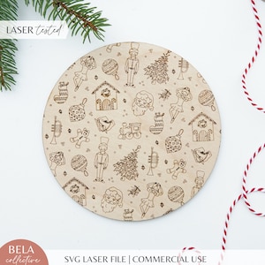 Peut inclure: Un dessous de verre rond en bois avec un motif de Noël gravé au laser. Le motif comprend un casse-noisette, un sapin de Noël, un bonhomme en pain d'épices, un train jouet, une chaussette, une cloche, une trompette, un Père Noël, une ballerine et une maison de Noël.